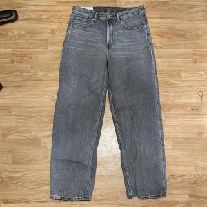 Grå jeans loose från H&M - Snygga grå jeans från H&M i en loose fit. Perfekta för en avslappnad stil. De har en klassisk femficksdesign och är tillverkade i ett slitstarkt denimtyg.