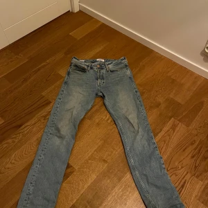 Blå jeans från Jack & Jones - Säljer ett par snygga blå jeans från Jack & Jones. De har en slim straight passform. Hör av dig vid funderingar!