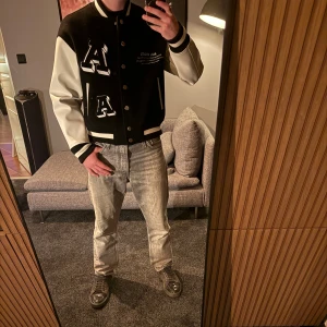 Axel Arigato Varsity jacka - Säljer en snygg svart och vit varsity jacka från Axel Arigato. Jackan har broderade detaljer på både fram och baksidan. Jackan är nyskick och endast använts 1 gång. Jag som har på mig denna är 174cm lång. Bara att höra av dig om du har några funderingar 🙌🏼Pris går att diskuteras vid snabb och smidig affär. Köpt på nk i Sthlm för ca 4500kr. 