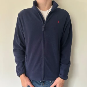 Ralph Lauren Fleece - Ralph Lauren Fleece | Skick: 8/10 - Storlek: S - Nypris: 3000 - Vårt pris: 400 - Skriv för mer frågor eller funderingar🤑