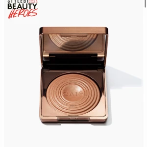 Bronzer från CAIA - I färgen la digue. Snygg bronzer från CAIA i en elegant kompakt förpackning med spegel. Råkade beställa fel färg och vill därför sälja, helt oanvänd och oöppnad. I originalförpackning