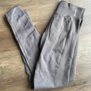 Grå leggings från DFYNE, storlek S - Snygga grå leggings från DFYNE i storlek small. De har hög midja med ribbad linning och scrunch-detalj bak för extra shaping. 