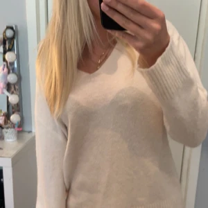 Beige stickad v-ringad tröja XS - Mysig beige stickad tröja  med v-ringning och långa ärmar.  Tröjan har ribbade muddar och är i en klassisk, enkel modell som funkar till allt.❤️