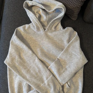 Ljusgrå hoodie från Gina Tricot - Basic ljusgrå hoodie från Gina Tricot i storlek S. Använd en del men inga defekter/fläckar. Säljer eftersom den blivit lite för liten💗 