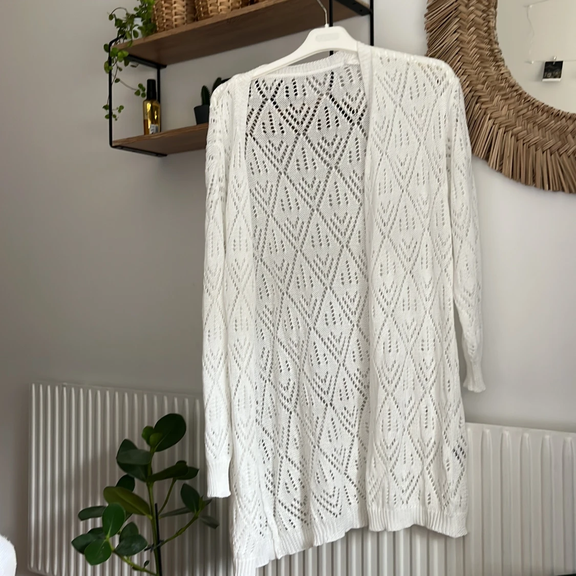 Vit lång stickad kofta med mönster