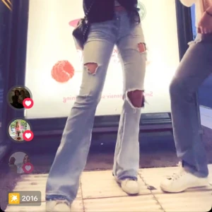 Snygga jeans - Knappen är lite lös men väldigt snygga jeans