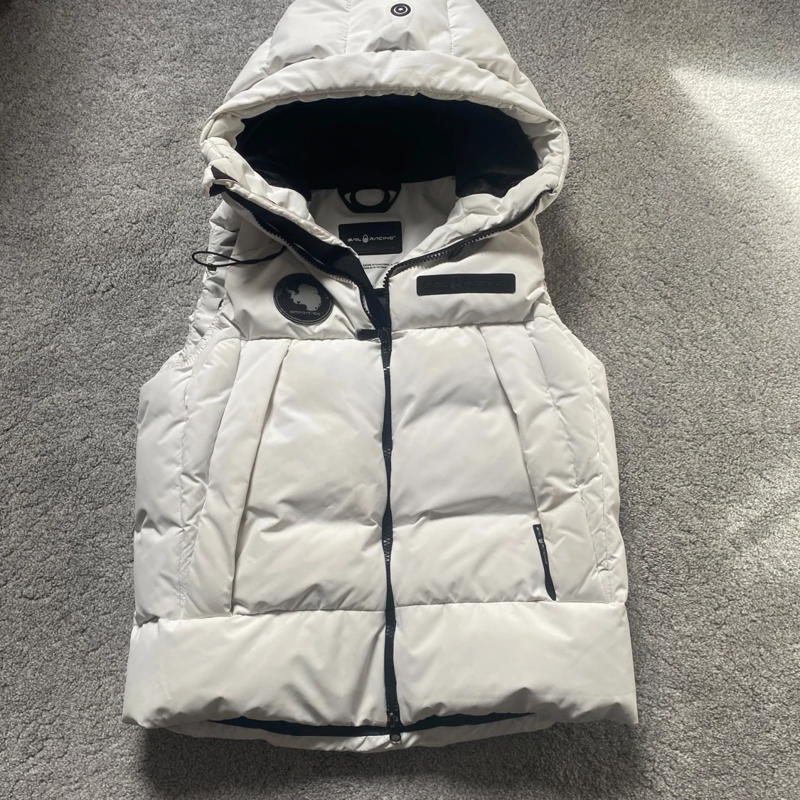 Vit dunväst med huva från sail racing