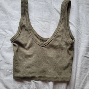 ribbat linne - Militärgrönt linne med djup urringning från pull&bear