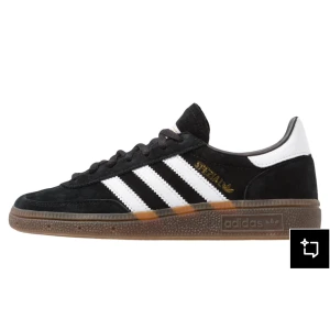 Adidas Spezial svarta - Adidas Spezial sneakers i svart mocka med klassiska vita ränder och detaljer. Snygg brun gummisula och guldfärgad logga på sidan. Låg modell med snörning. knappt och försiktigt använda, har inga defekter över huvudtaget. Nypris: 1300kr