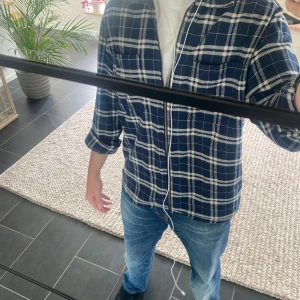 Blå rutig overshirt  - Snygg blå overshirt som är lite oversized. Den är i storlek M men passar även större storlekar 