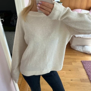 Vit stickad tröja från Vero Moda - Vit stickad tröja från Vera Moda, skriv för fler bilder💕