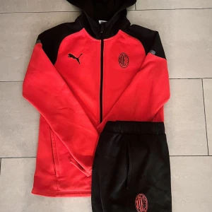 Ac Milan tracksuit  - Riktigt fett ac milan dress som ej är till användning längre på grund av att den är  liten. Jag har fått jätte många komplimanger från den. 
