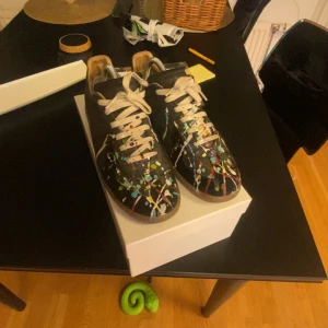 Maison Margiela  paint splatter gats - Tjenare! säljer ett par feta gats, lite slitna men synns knappast och det är bara att komma med frågor om det finns.