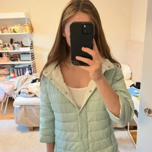 Turkos Herno likande jacka!  - Turkos kortärmad jacka från Amisu (säljs inte längre?) som aldrig använts och ser också helt ny ut (inga fläckar eller sånt). Köpt på Plick men har inte kommit till användning o därför säljer❤️ Storlek är S men passar säkert M jätte bra!