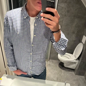 Rutig skjorta från Morris, blå/vit M - Snygg rutig skjorta från Morris i blått och vitt.  Funkar bra till höst/vinter men lika bra till sommaren. Skjortan är i storlek M. Jag på bilden är 188cm. Skriv vd minsta lilla fundering;)