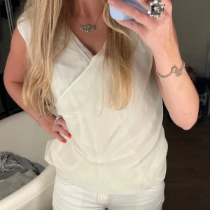 Fin blus - Fin blus i mycket fint skick, passar dig som är S eller  M