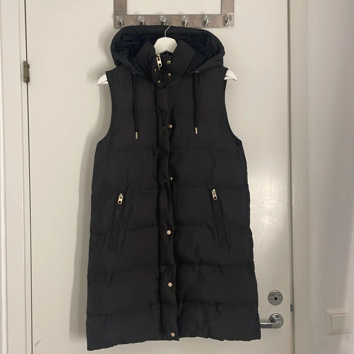 Svart lång dunväst från Zara