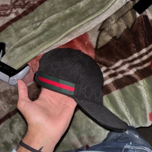 Svart gucci keps - Säljer min gucci keps för blev trött på den priset är 700 o ingen bud kan till och med göra byte och möts bara i borås