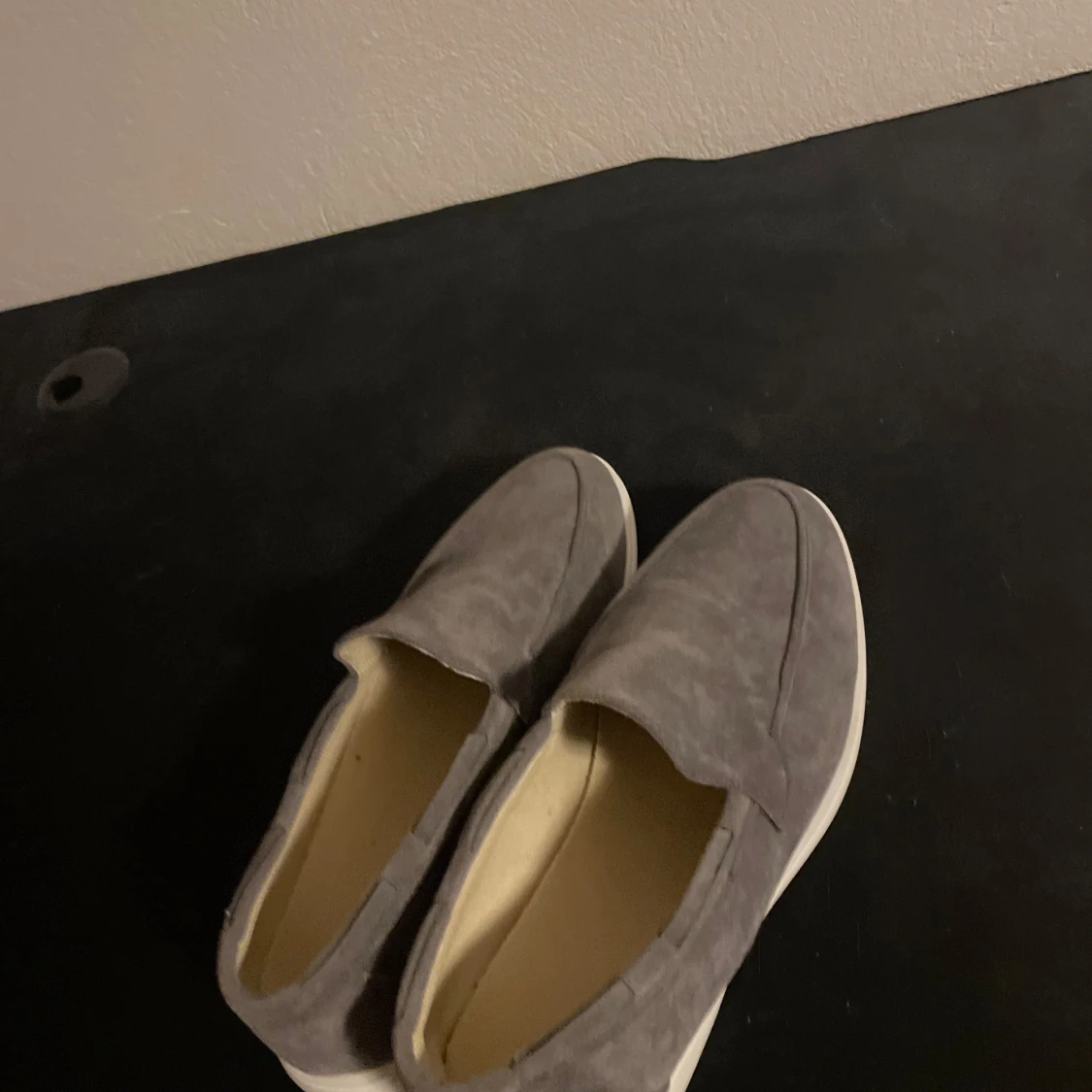 Grå mockaloafers med vit sula - 3