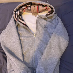 Grå Burberry kofta  - Säljer en grå burberry kofta storlek S som jag använt ca 4 gånger så den är i princip ny, väldigt bra kvalité. Är du intresserad så är det bara att skriva ett meddelande. 