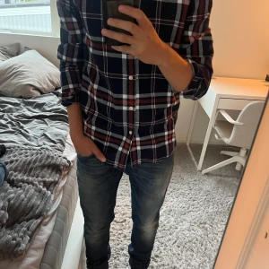 Blå/röd East west skjorta  - Tja, säljer en snygg skjorta från East west. Storlek S och aldrig använd. Skriv till mig vid minsta fundering. Mvh Marius 😁
