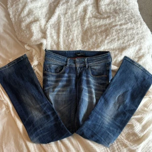 Lågmidjade jeans - Lågmidjade jeans från only. W28 L32🧡Ena ”skärpöglan” har lossnat som man ser på bild två men det är bara att sy på den eller klippa bort💛💛 