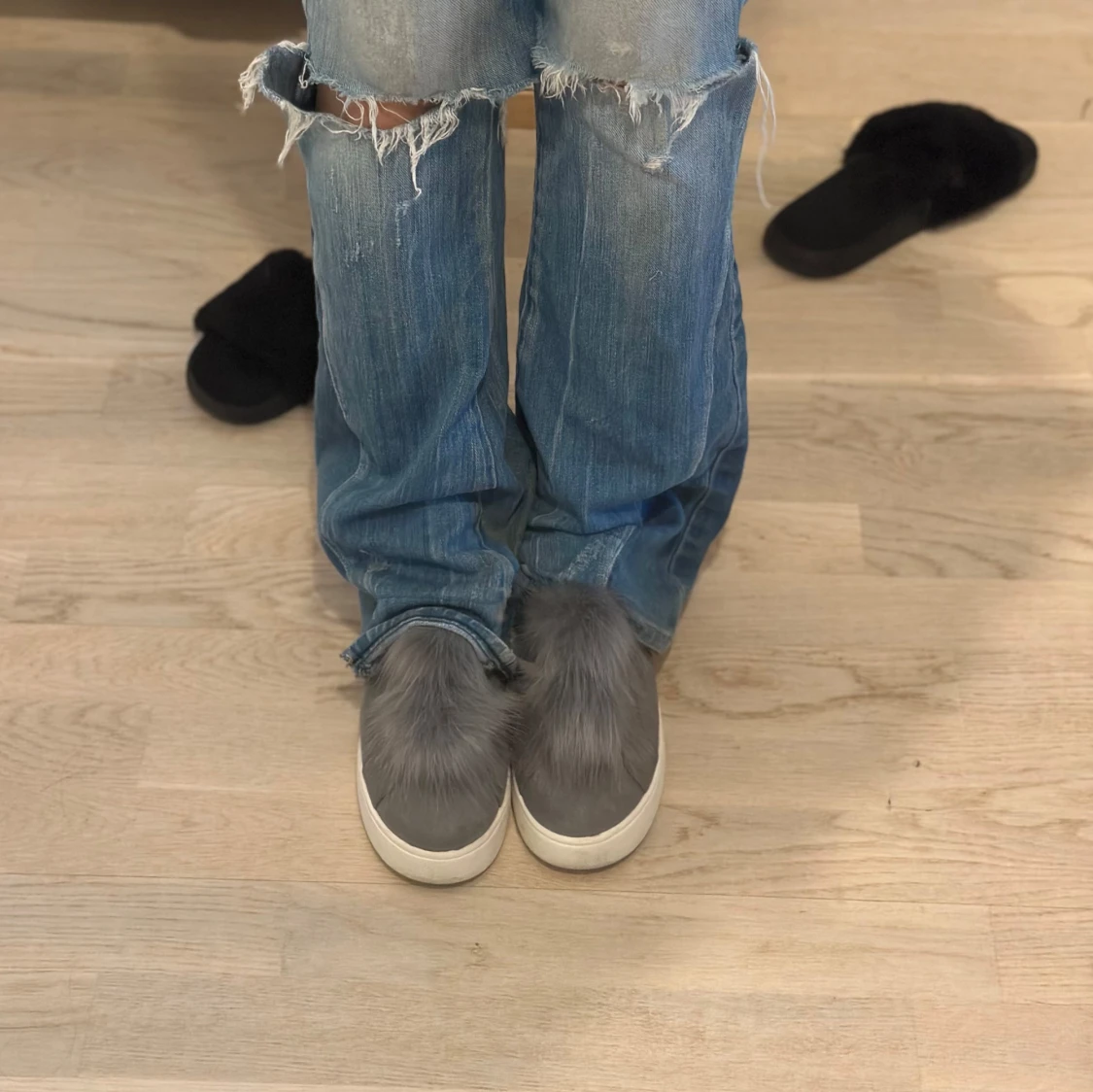 Grå sneakers med pälsdetalj - 2