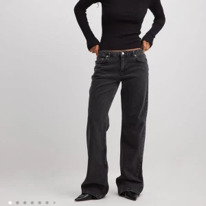  NA-KD jeans - Säljer ett par av dem populära jeansen från NA-KD helt oanvända. ORDINARE PRIS 699kr