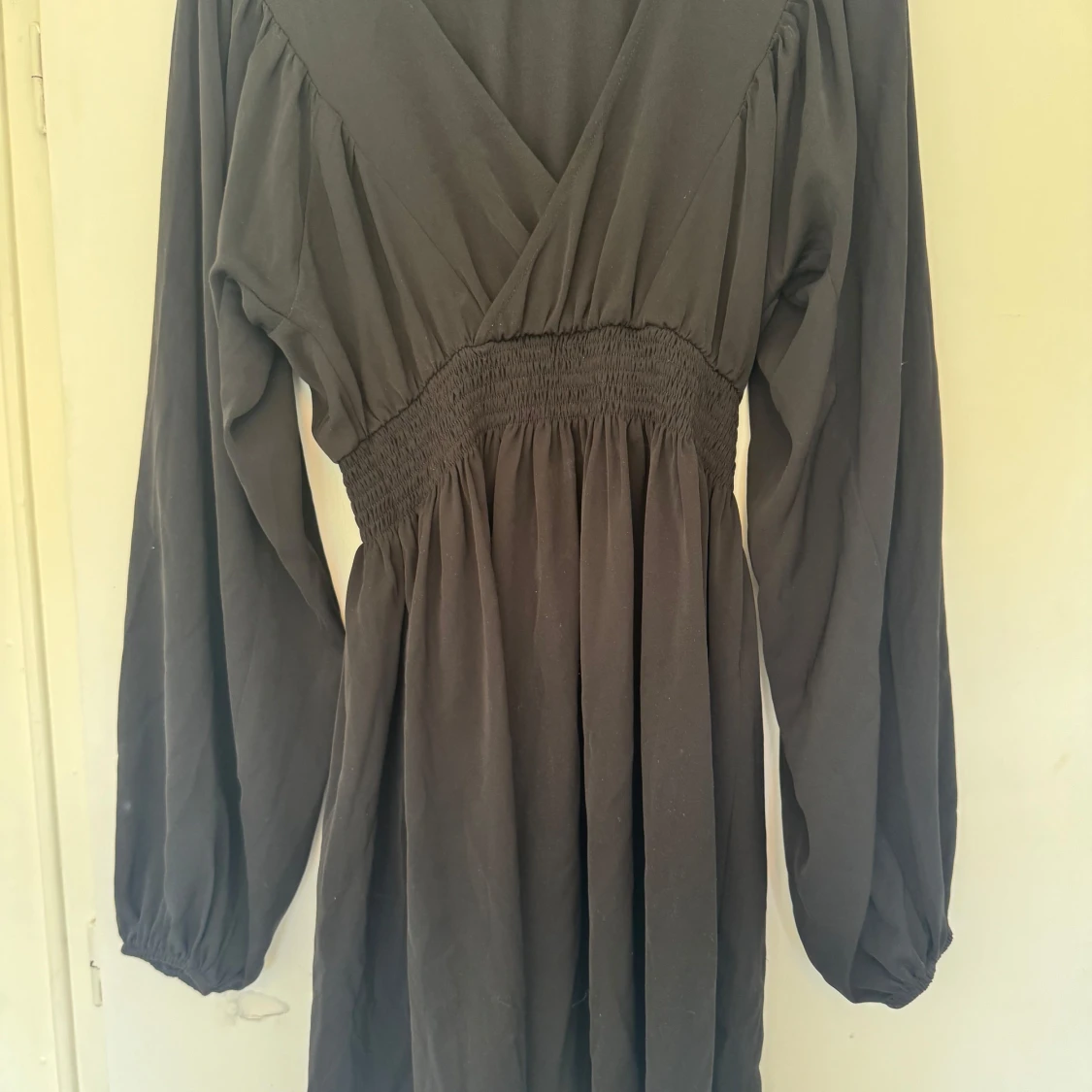 Svart omlottklänning med lång ärm