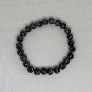 Svart och grön pärlarmband - Coolt armband med svarta och gröna pärlor i glansig finish. Pärlorna har ett unikt mönster med inslag av vitt som ger en snygg kontrast. Perfekt accessoar för att lyfta din outfit med lite extra edge.