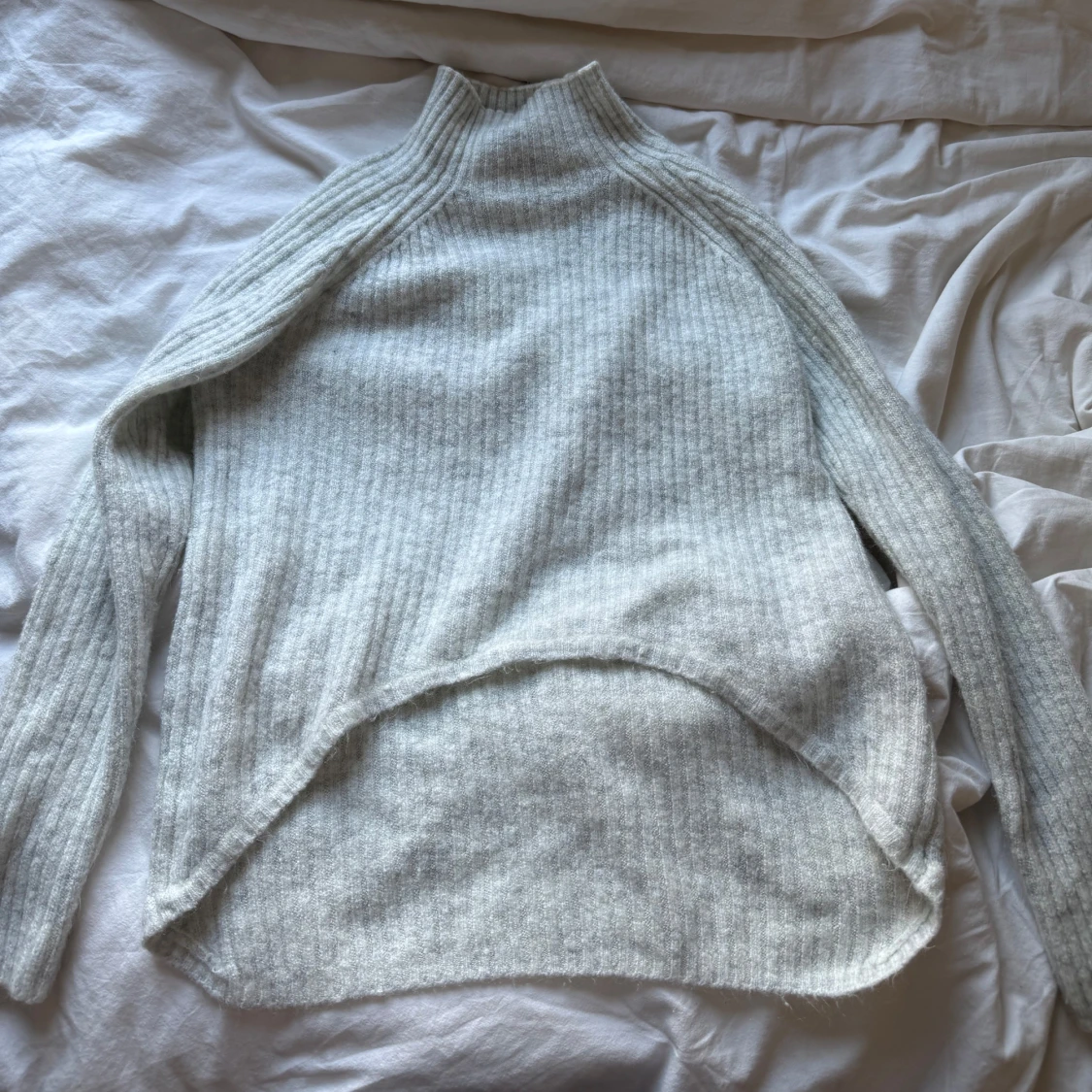 Ljusgrå croppad tröja - 2