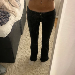 Bootcut svarta jeans från cheap monday - fina svarta bootcut jeans från cheap monday, mycket bra skick, bara haft dom sen 2024 september, är inte så bra i längden och tycker dom inte sitter så bra som jag vill, pris går att diskuteras