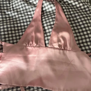 Rosa halterneck satintopp - Supersnygg rosa halterneck topp i glansigt satinmaterial 🩷🫶🏼