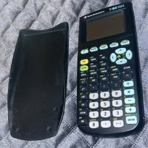 Texas Instruments-82 grafräknare - Perfekt för dig som pluggar matte eller naturvetenskap.