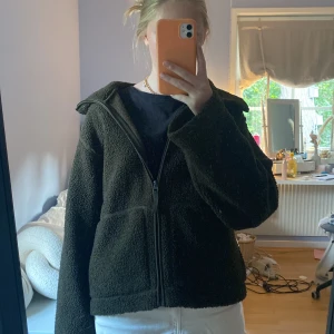 Mörkgrön teddyjacka från hm - Mysig mörkgrön teddyjacka med fickor fram. Perfekt för hösten. Endast använd några gånger. 💗i storlek M men passar även S 