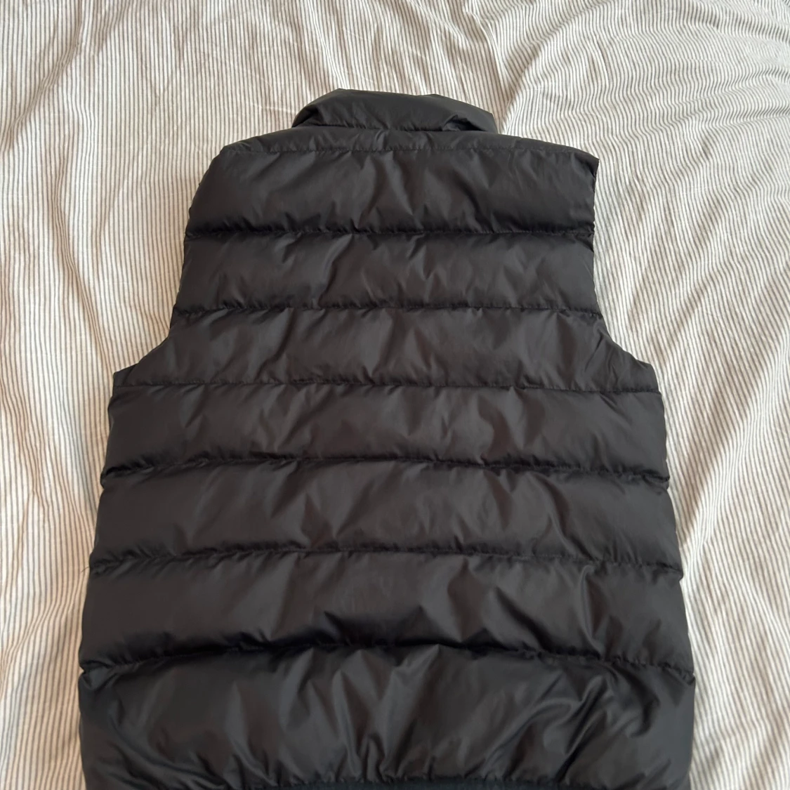 Svart dunväst från GANT - 1