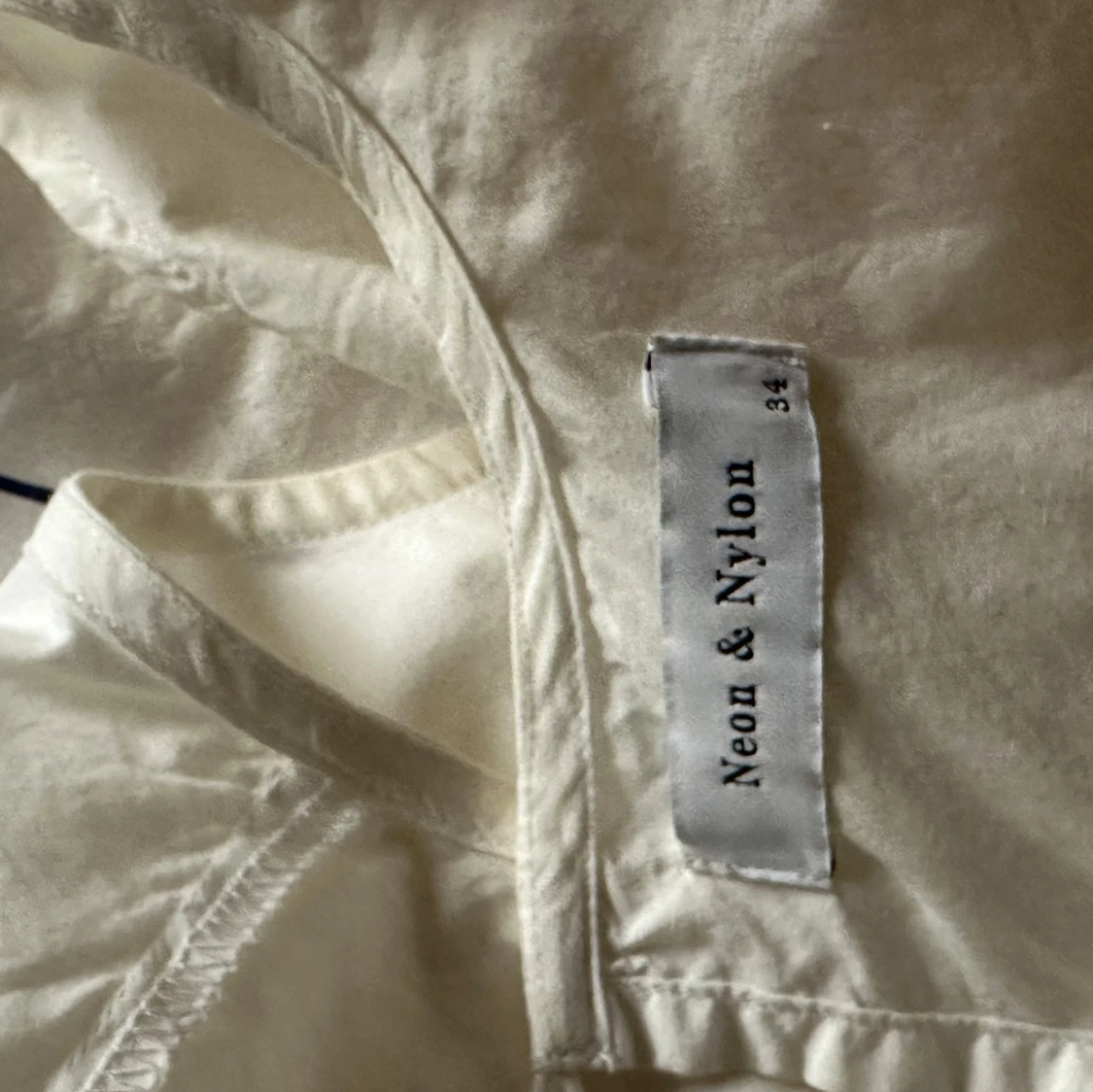 Vit kort klänning med puffärm - 4