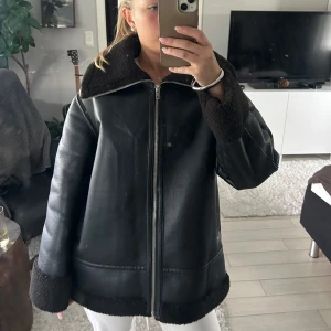 Fodrad skinnjacka - Säljer min fodrade skinnjacka från ASOS! Perfekt nu till vintern då man vill ha en snygg men ändå varm jacka! Använd fåtal gånger, så ganska bra skick! Köpt för 809kr men säljer för 450kr💕