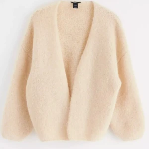 Beige stickad kofta - Beige stickad kofta ifrån Lindex, ingen lapp men tröjan är i storlek xxl (liten i storleken)😍 nopprig 