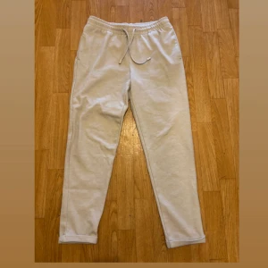 Beiga mjukisbyxor från Zara med snörning - Snygga beiga mjukisbyxor från Zara i storlek M. Byxorna har elastisk midja med snörning, raka ben och två bakfickor. Perfekta för chill dagar eller när du vill vara bekväm men ändå se fräsch ut.