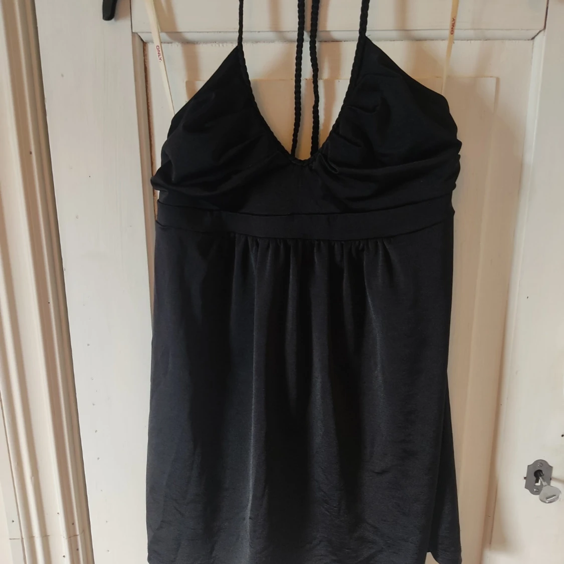 Svart topp med flätade band