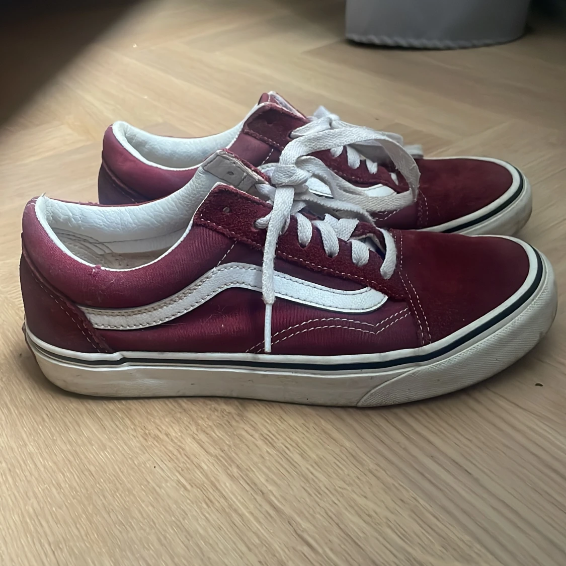 Vinröda Vans canvas sneakers