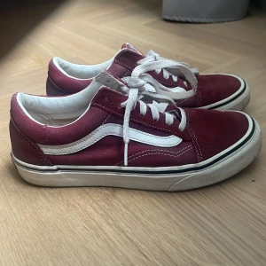 Vinröda Vans canvas sneakers - Säljer ett par  Vans canvas sneakers i vinrött. Fint skick på skorna