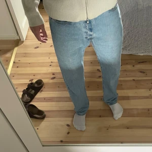 Levi's 501  - Säljer ett par klassiska Levi's 501 jeans i ljusblå tvätt. Modellen har rak passform och normal midja, med fem fickor och knappgylf. 