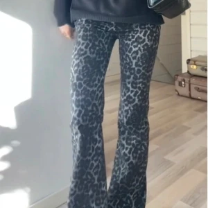 Calzedonia bootcut byxor - Säljer ett par svarta bootcut byxor med grått leopardmönster från Calzedonia💓