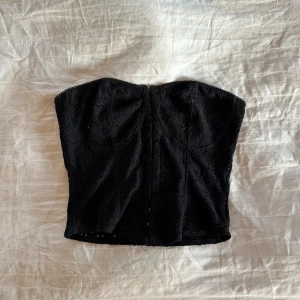Svart topp - Svart tubtopp med spetsdetaljer. Använd ett fåtal gånger💕