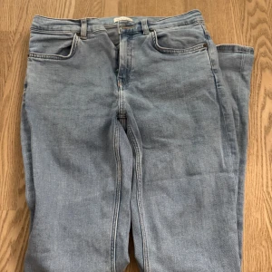 Ljusblå låga jeans från GANT - Snygga ljusblå jeans från GANT. Jeansen är bootcut lowaist och är endast använda några få gånger!