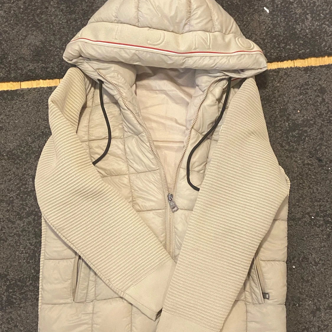 Beige Moncler pufferjacka med huva
