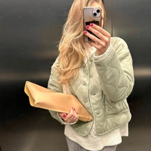 Quiltad grön overshirt från Gina Tricot - Snygg quiltad overshirt i ljusgrön nyans från Gina Tricot. Jackan har rund halsringning, stora fickor framtill och stängs med knappar. Materialet är strukturerat och ger en cool vibe, perfekt att slänga över en hoodie eller stickad tröja. Storlek m men skulle uppfattas som en s/m köpt för 460kr