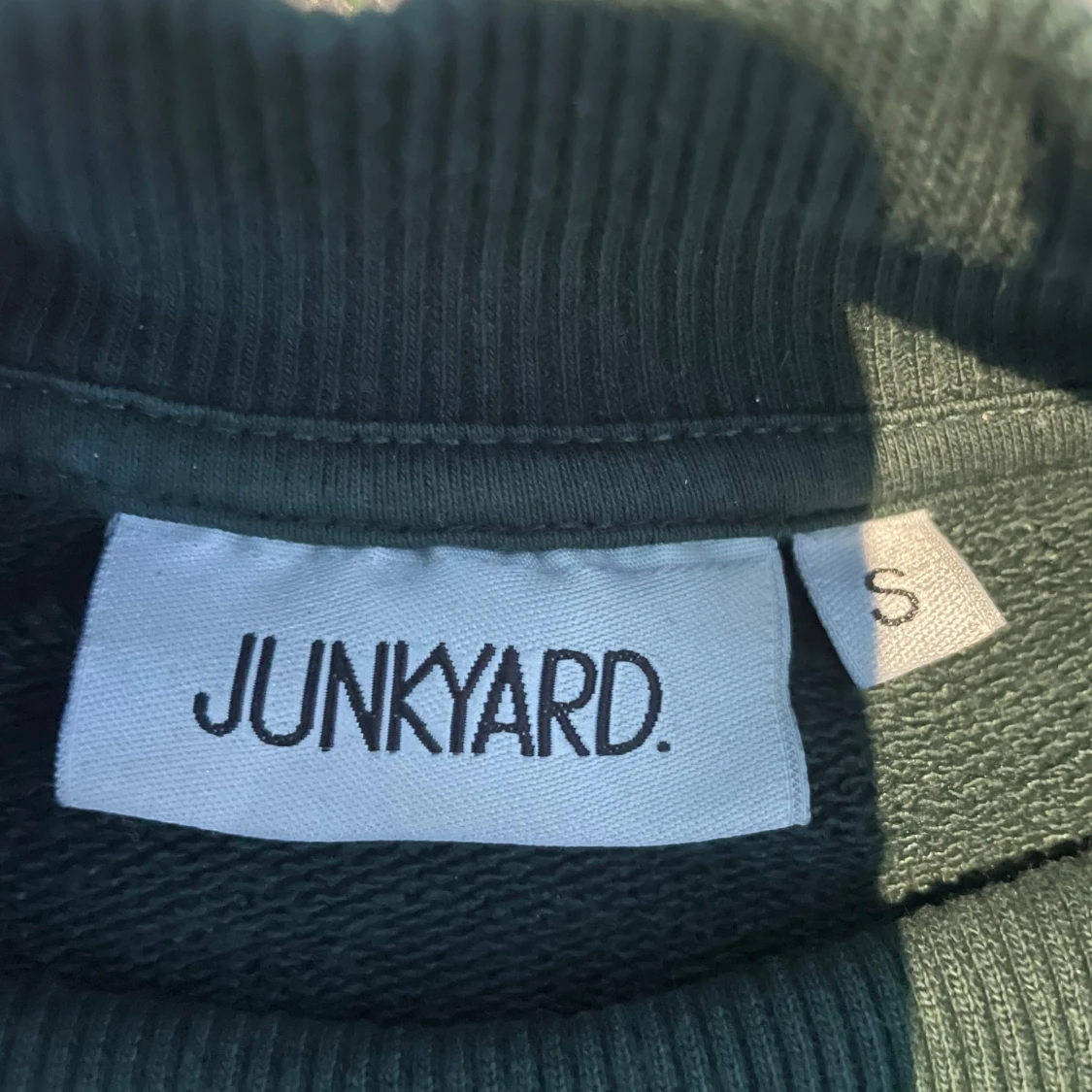 Mörkgrön sweatshirt från Junkyard - 2